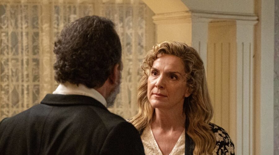 Da sinistra: Manuel Regueiro (Alonso Luján) ed Eva Martín (Cruz Ezquerdo) in una scena de “La Promessa“. Credits: Bambú Producciones/RTVE/RTI Mediaset.