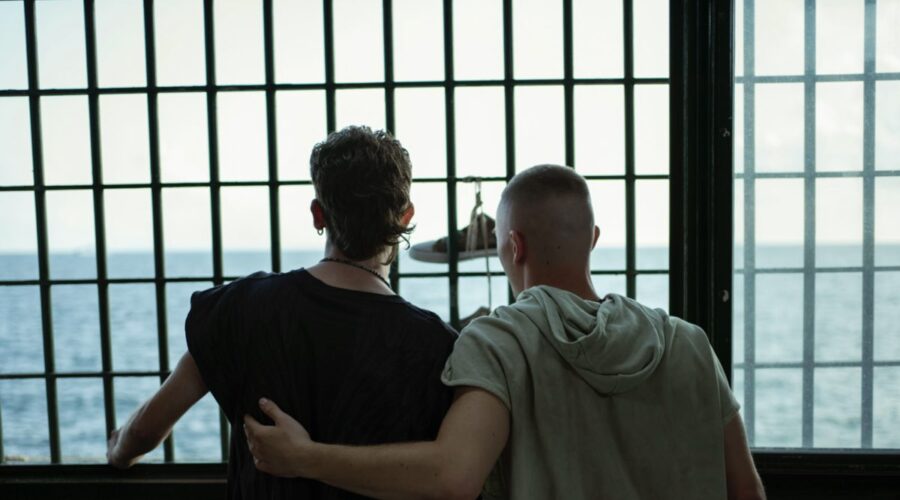 Da sinistra: Domenico Cuomo (Cardiotrap) e Artem (Pino) in una scena di “Mare Fuori” 5. Credits: Sabrina Cirillo e Rai.