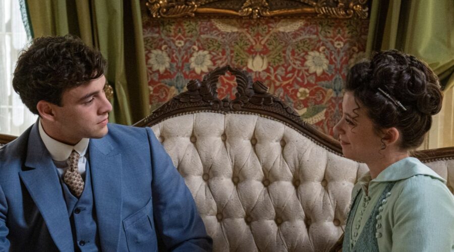 Da sinistra: Xavi Lock (Curro De La Mata) e Amparo Piñero (Martina Luján) ne “La Promessa”. Credits: RTI Mediaset.