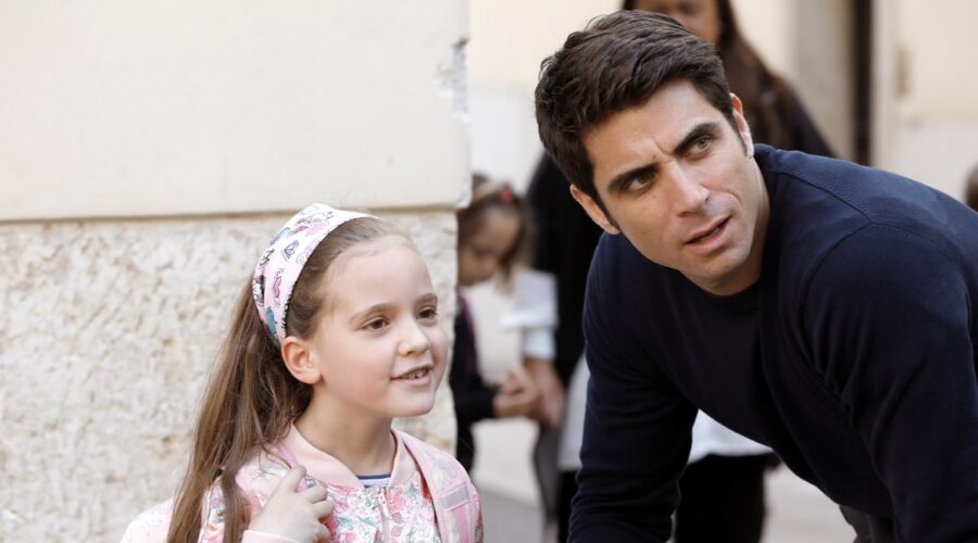 Da sinistra Elena Sophia Senise (Flora) e Marco Rossetti (Marco) in una scena di “Costanza”. Credits: Rai.