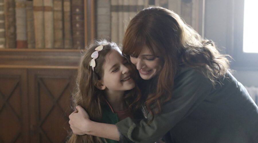 Da sinistra Elena Sophia Senise (Flora) e Miriam Dalmazio (Costanza) in una scena di “Costanza”. Credits: Rai.