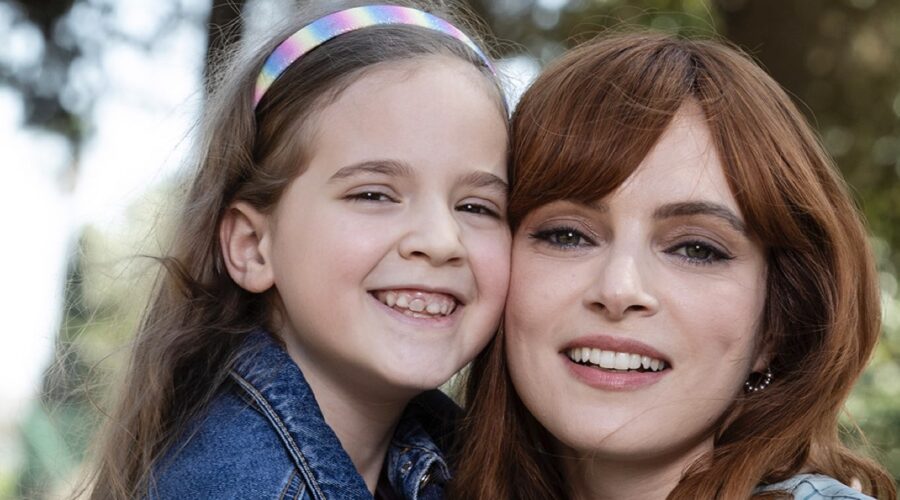 Da sinistra Elena Sophia Senise (Flora) e Miriam Dalmazio (Costanza) in una scena di “Costanza”. Credits: Rai.