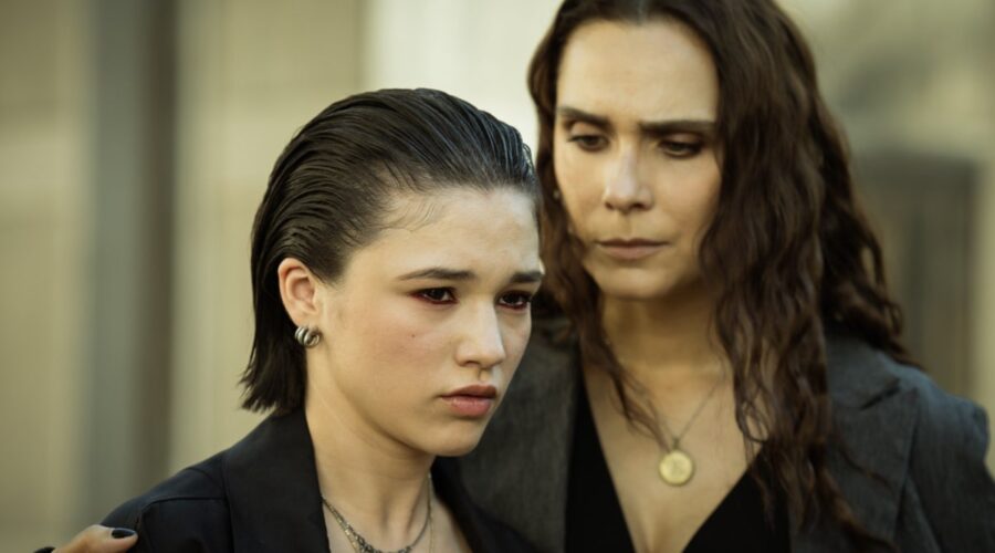 Da sinistra: Maria Esposito (Rosa) e Ludovica Guidone (Sofia) in una scena di “Mare Fuori” 5 ep.6. Credits: Sabrina Cirillo e Rai.