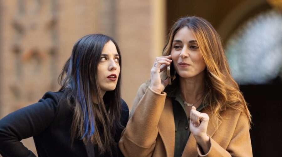 Gina Amarante (Micaela) e Miriam Candurro (Serena) in “Un Posto Al Sole”. Credits: Rai.