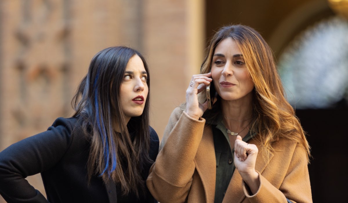 Gina Amarante (Micaela) e Miriam Candurro (Serena) in “Un Posto Al Sole”. Credits: Rai.