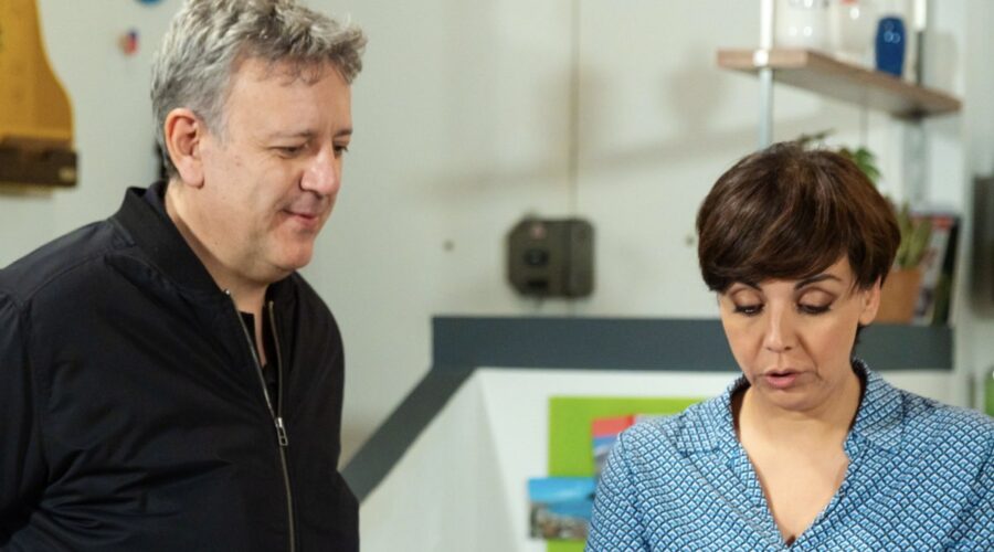 Da sinistra: Germano Bellavia (Guido) e Antonella Prisco (Mariella) in una scena di “Un Posto Al Sole”. Credits: Rai.