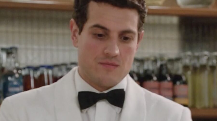 Emanuel Caserio (Salvatore Amato) in una scena della puntata 130 de “Il Paradiso Delle Signore 9”. Credits fotogramma: Rai.