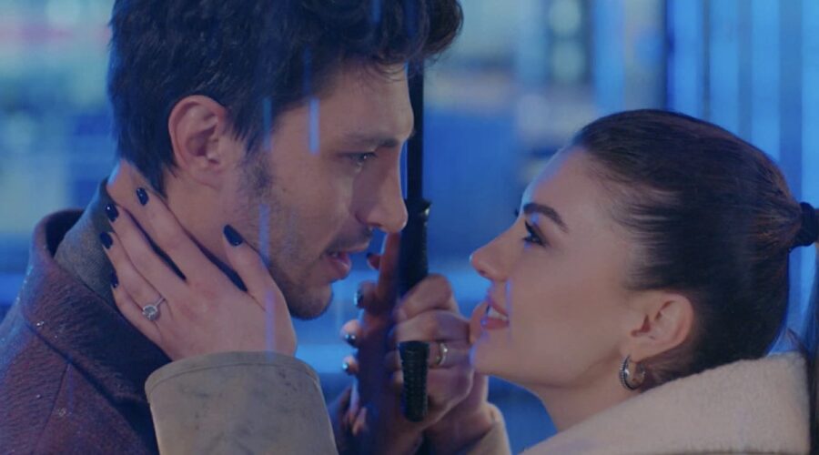 Da sinistra: Ilhan Sen (Ozan Korfali) e Burcu Özberk (Esra Erten) giovani in una scena di “Love, Reason, Get Even”. Credits: RTI Mediaset.