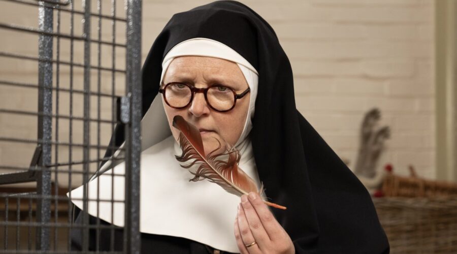 Lorna Watson in una scena della seconda stagione di “Sister Boniface”. Credits: Sky Italia.