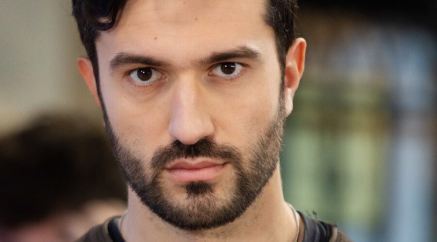 Luigi Miele (Damiano) in una scena di “Un Posto Al Sole”. Credits: Rai.