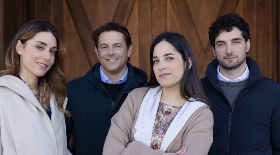 Miriam Candurro (Serena), Michelangelo Tommaso (Filippo), Gina Amarante (Manuela) e Luca Turco (Niko) in un posato per “Un Posto Al Sole”. Credits: Rai.