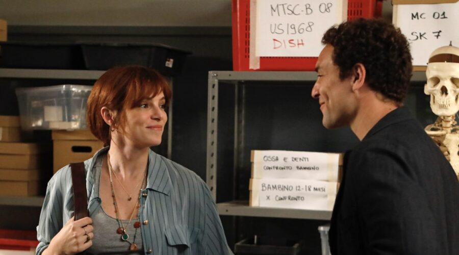 Da sinistra: Miriam Dalmazio (Costanza) e Lorenzo Cervasio (Ludovico) in una scena di “Costanza”. Credits: Rai.