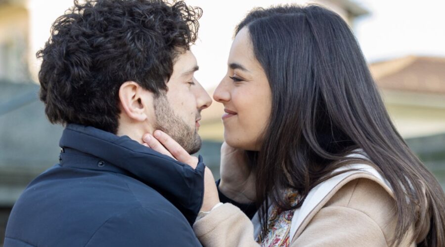 Da sinistra: Luca Turco (Niko) e Gina Amarante (Manuela) in una scena di “Un Posto al Sole”, Credits: Rai.