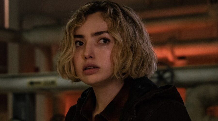 Peyton List Nel Ruolo Di Maddie Nears In School Spirits 2 Credits Paramount Plus