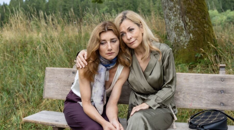 Da sinistra: Daniela Kiefer (Alexandra Schwarzbach) e Tanja Lanäus (Yvonne Klee) in una scena di “Tempesta D'Amore”. Credits: Das Erste/RTI Mediaset.