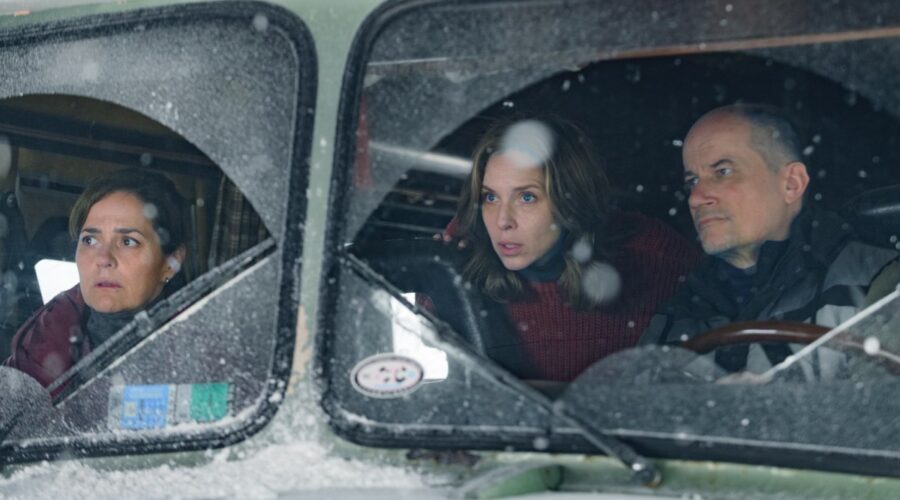 El Eternauta (L To R) Andrea Pietra, Carla Peterson, Marcelo Subiotto In El Eternauta. Cr. Marcos Ludevid / Netflix