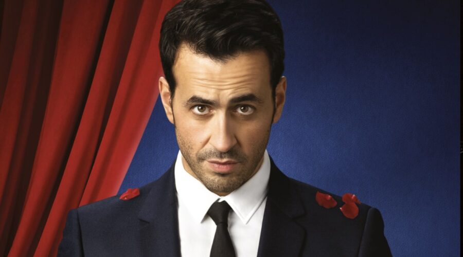 Jonathan Cohen Nella Locandina Di Le Flamme Credits Mediaset Infinity