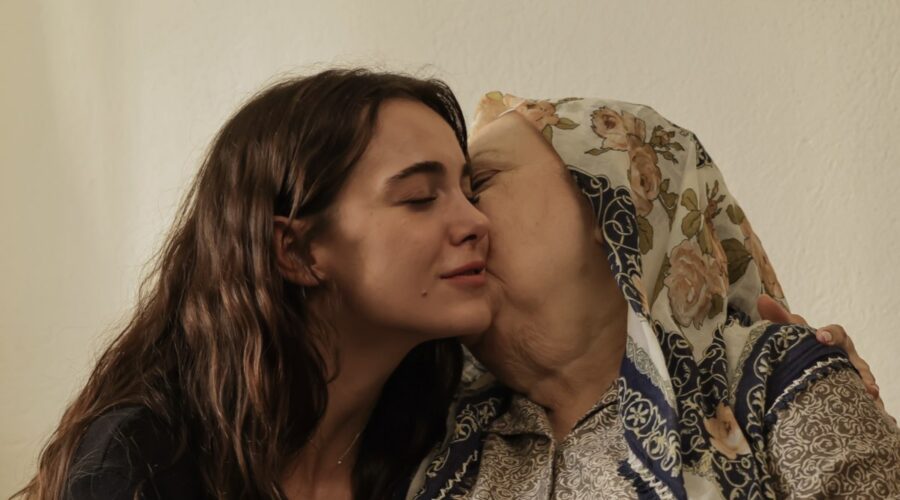 La Notte Nel Cuore Canale 5 - 1a Tv Hafsanur Sancaktutan (Melek Çakirca) E Sema Çeyrekbasi (Sakine) Credits Rete In Rete