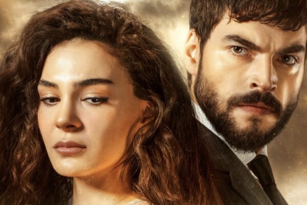Da sinistra: Ebru Şahin (Reyyan Aslanbey/Şadoğlu) e Akın Akınözü (Miran Aslanbey/Şadoğlu) in una scena di “Hercai”. Credits: Real Time.