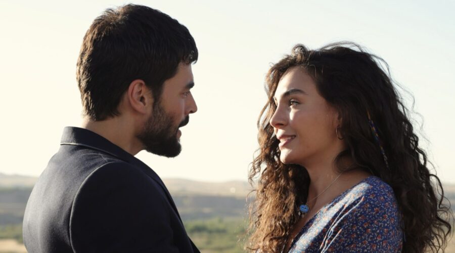 Da sinistra: Akın Akınözü (Miran Aslanbey/Şadoğlu) e Ebru Şahin (Reyyan Aslanbey/Şadoğlu) in una scena di “Hercai”. Credits: Real Time.