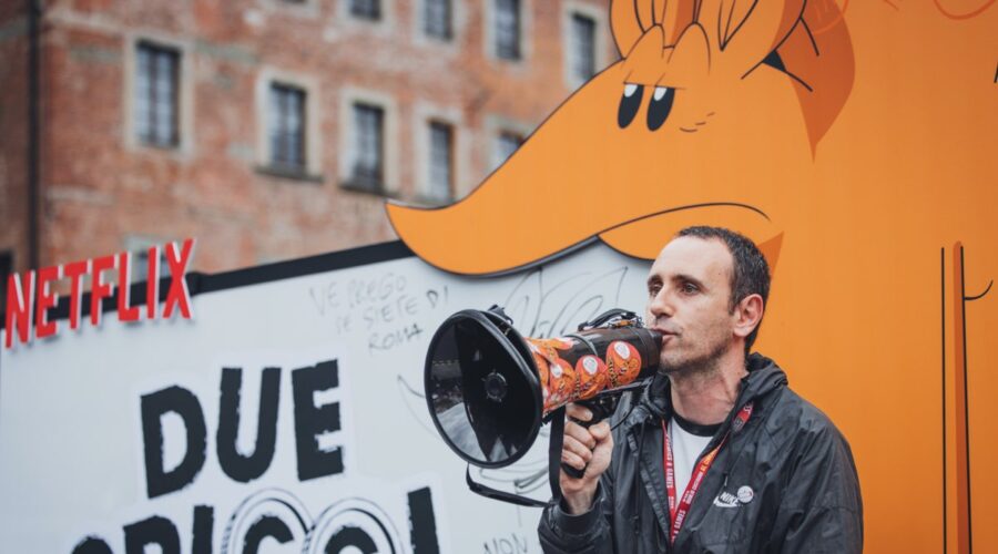 Zerocalcare annuncia il titolo della terza serie per Netflix, “Due Spicci”, al Lucca Comics & Games 2025. Credits: Virginia Bettoja/Netflix.