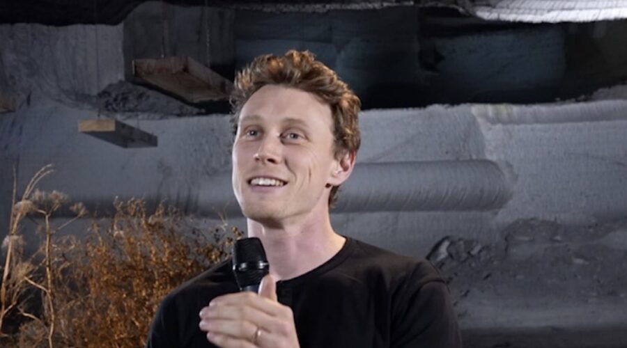 George Mackay Sul Set Di The End Credits I Wonder Pictures