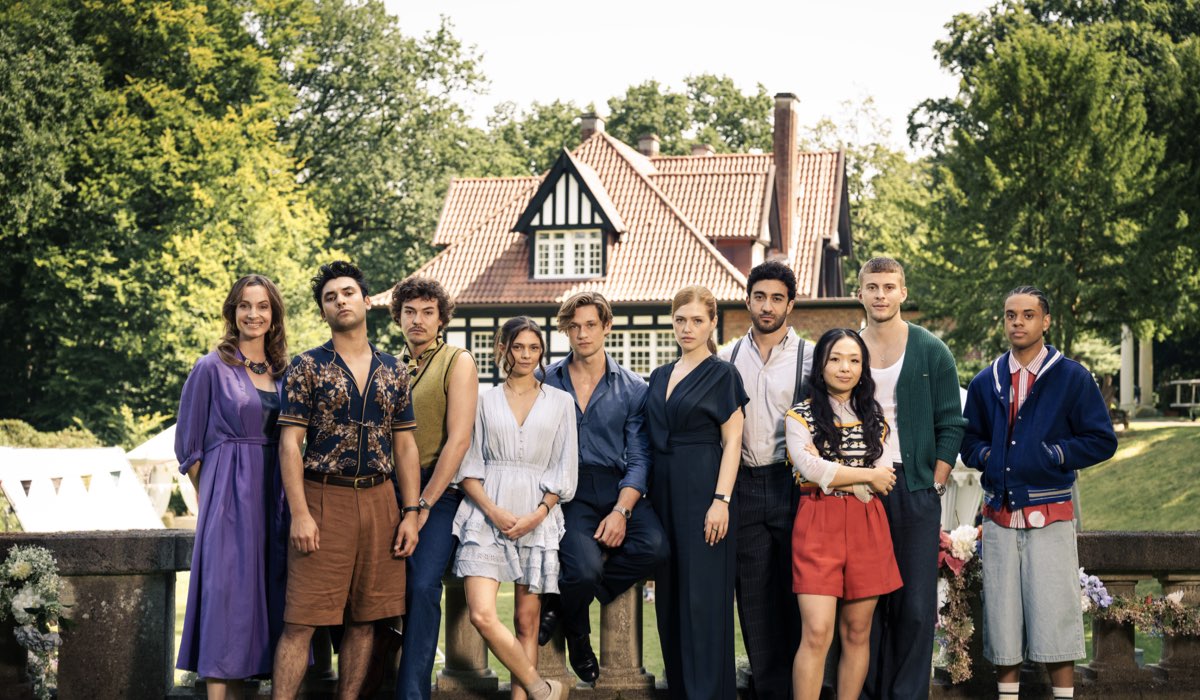 Un posato di gruppo con Harriet Herbig-Matten (Ruby Bell) e Damian Hardung (James Beaufort) per “Maxton Hall - Il mondo tra di noi 3”. Credits: Stephan Rabold/Prime Video. 