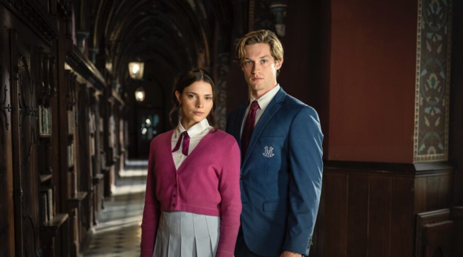 Da sinistra: Harriet Herbig-Matten (Ruby Bell) e Damian Hardung (James Beaufort) in un posato per “Maxton Hall - Il mondo tra di noi 3”. Credits: Stephan Rabold/Prime Video.