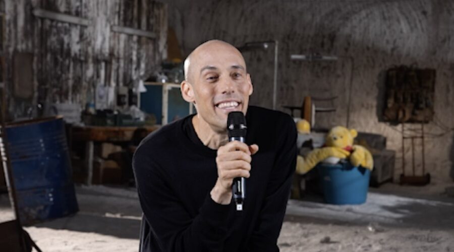 Joshua Oppenheimer Sul Set Per Le Interviste Di The End