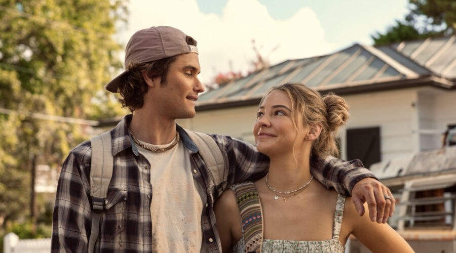 Outer Banks. (L To R) Chase Stokes As John B, Madelyn Cline As Sarah Cameron In Episode 503 Of Outer Banks. Cr. Jackson Lee Davis/Netflix