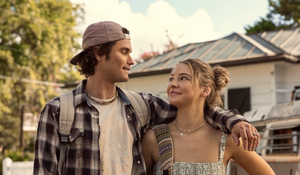 Outer Banks. (L To R) Chase Stokes As John B, Madelyn Cline As Sarah Cameron In Episode 503 Of Outer Banks. Cr. Jackson Lee Davis/Netflix