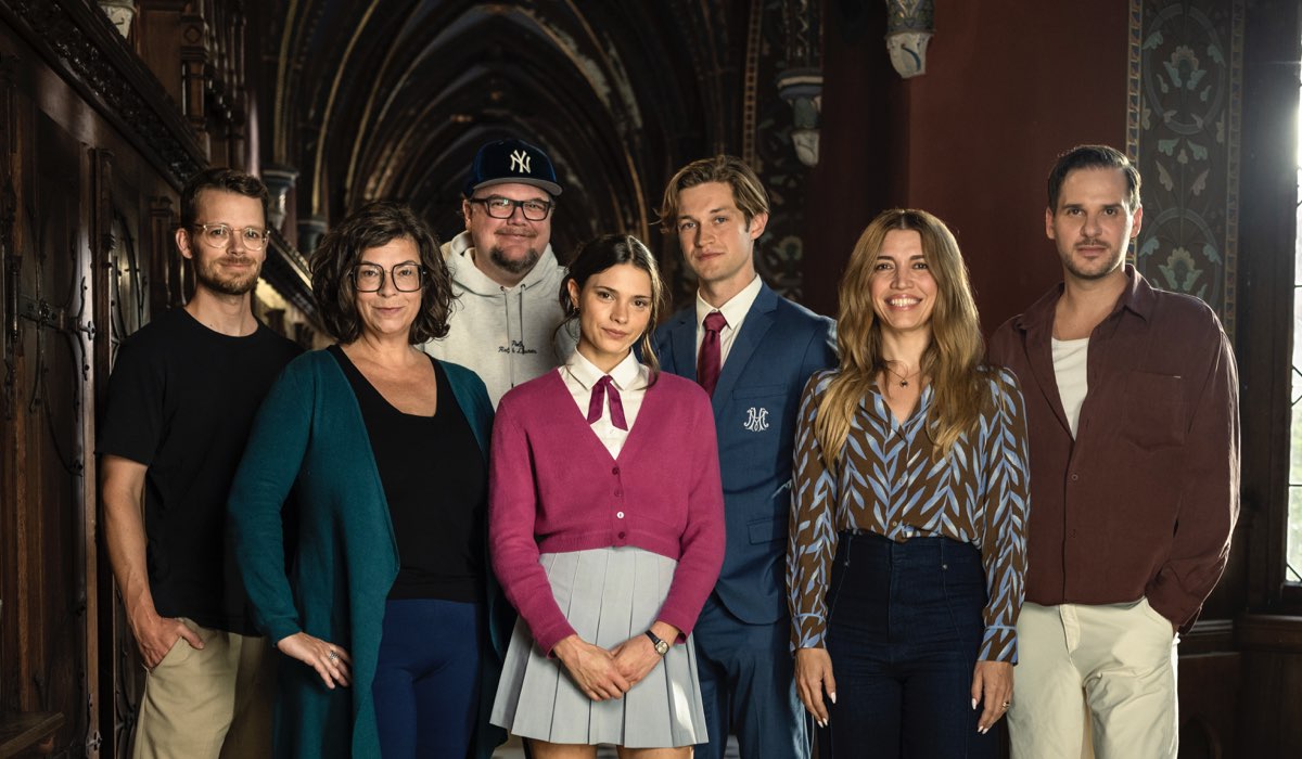 Un posato di gruppo con Harriet Herbig-Matten (Ruby Bell) e Damian Hardung (James Beaufort) per “Maxton Hall - Il mondo tra di noi 3”. Credits: Stephan Rabold/Prime Video. 