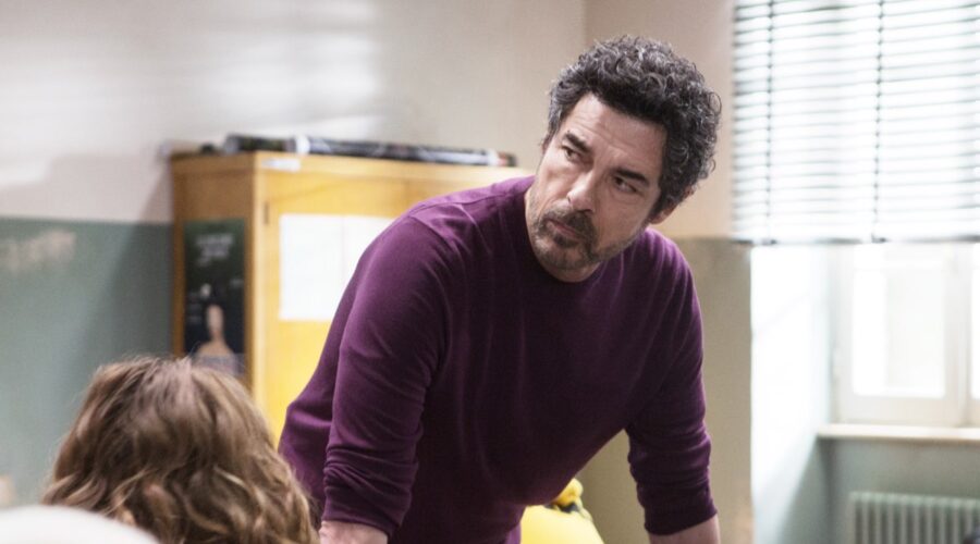 Alessandro Gassmann (Dante Balestra) in una scena di “Un Professore 3”. Credits: Banijay Studios Italy/Rai.