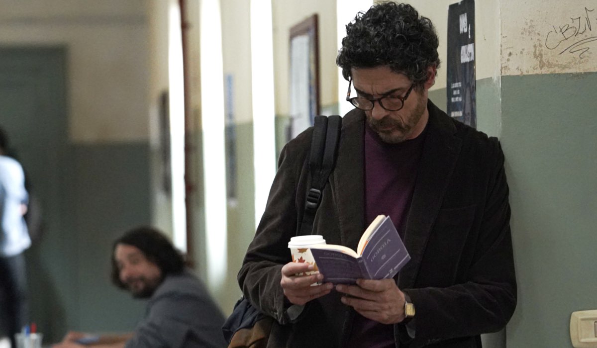 Alessandro Gassmann (Dante Balestra) in una scena di “Un Professore 3”. Credits: Banijay Studios Italy/Rai.
