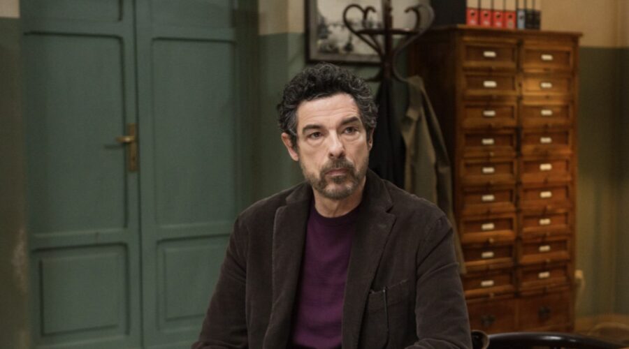 Alessandro Gassmann (Dante Balestra) in una scena di “Un Professore 3”. Credits: Banijay Studios Italy/Rai.