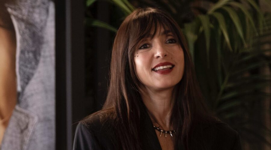 Ambra Angiolini (Margherita) in una scena di “Gigolò per caso - La sex guru”. Credits: Arianna Lanzuisi/Prime Video.