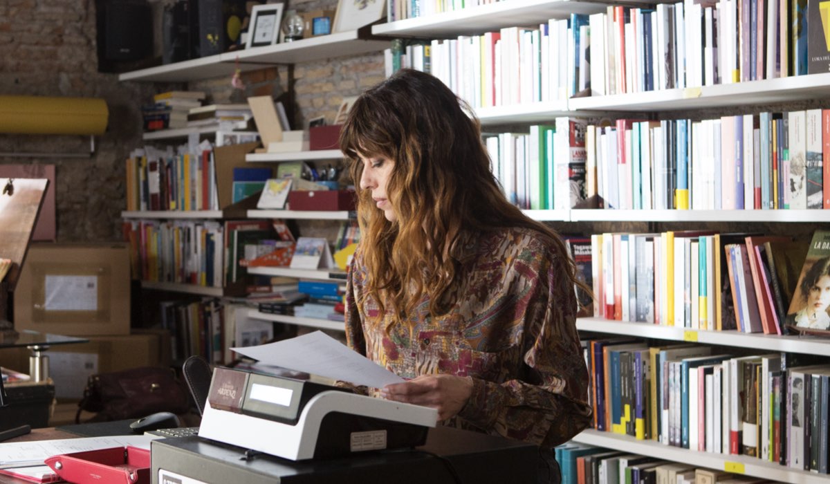 Claudia Pandolfi (Anita Ferro) in una scena di “Un Professore 3”. Credits: Banijay Studios Italy/Rai.