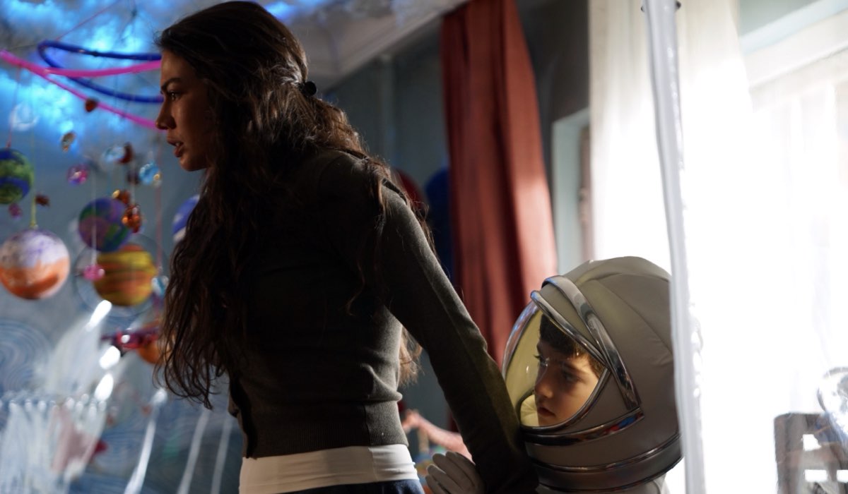 Demet Özdemir In Io Sono Farah Credits Mediaset Infinity
