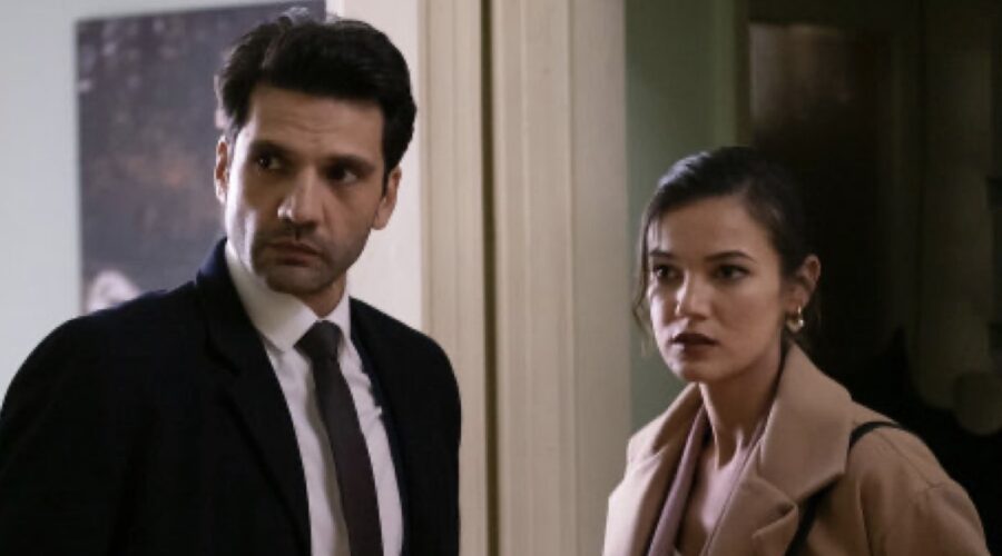 Kaan Urgancıoğlu (Ilgaz Kaya), Pinar Deniz (Ceylin Erguvan) In Una Scena Di Segreti Di Famiglia Credits Mediaset Infinity