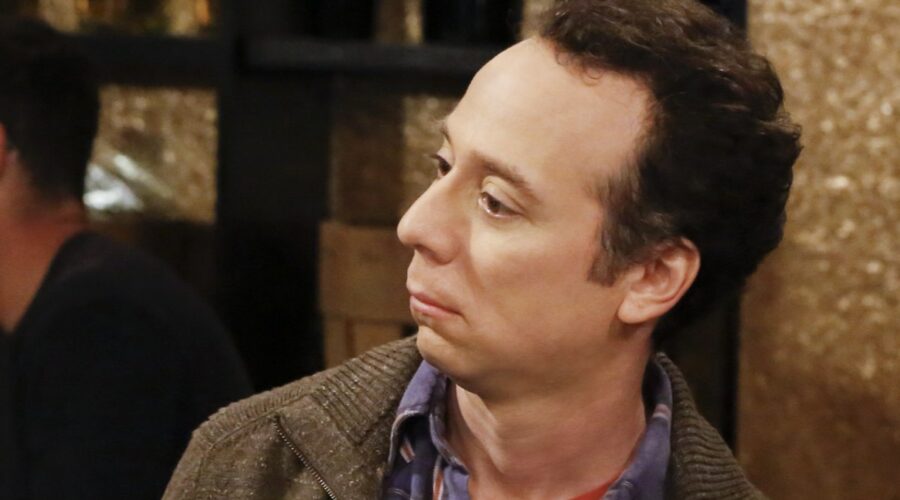 Kevin Sussman È Stuart Bloom, In The Big Bang Theory Credits Rete In Rete