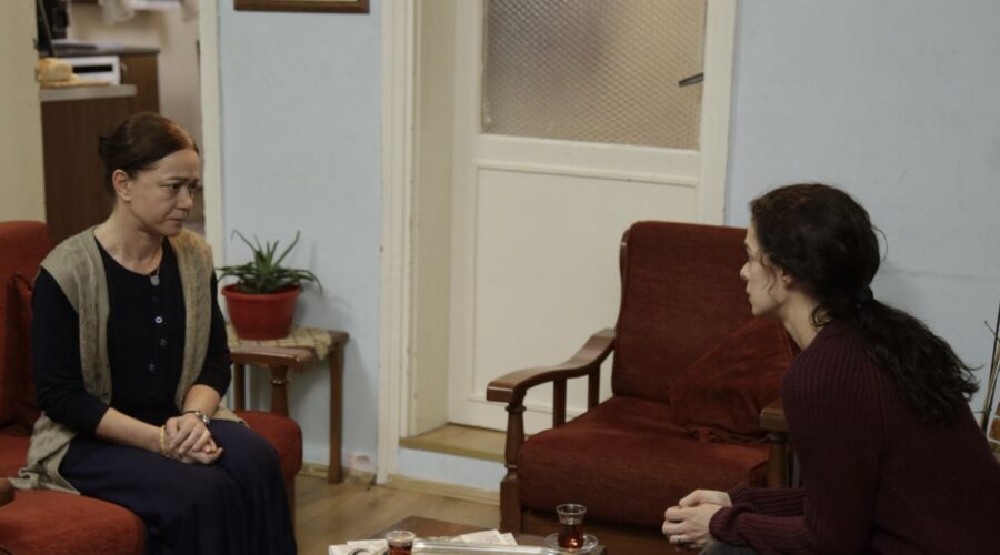 La Forza Di Una Donna I Canale 5 - 1a Tv Bennu Yildirimlar (Hatice Sarikadi), Özge Özpirinçci (Bahar Çesmeli) Credits Rete In Rete