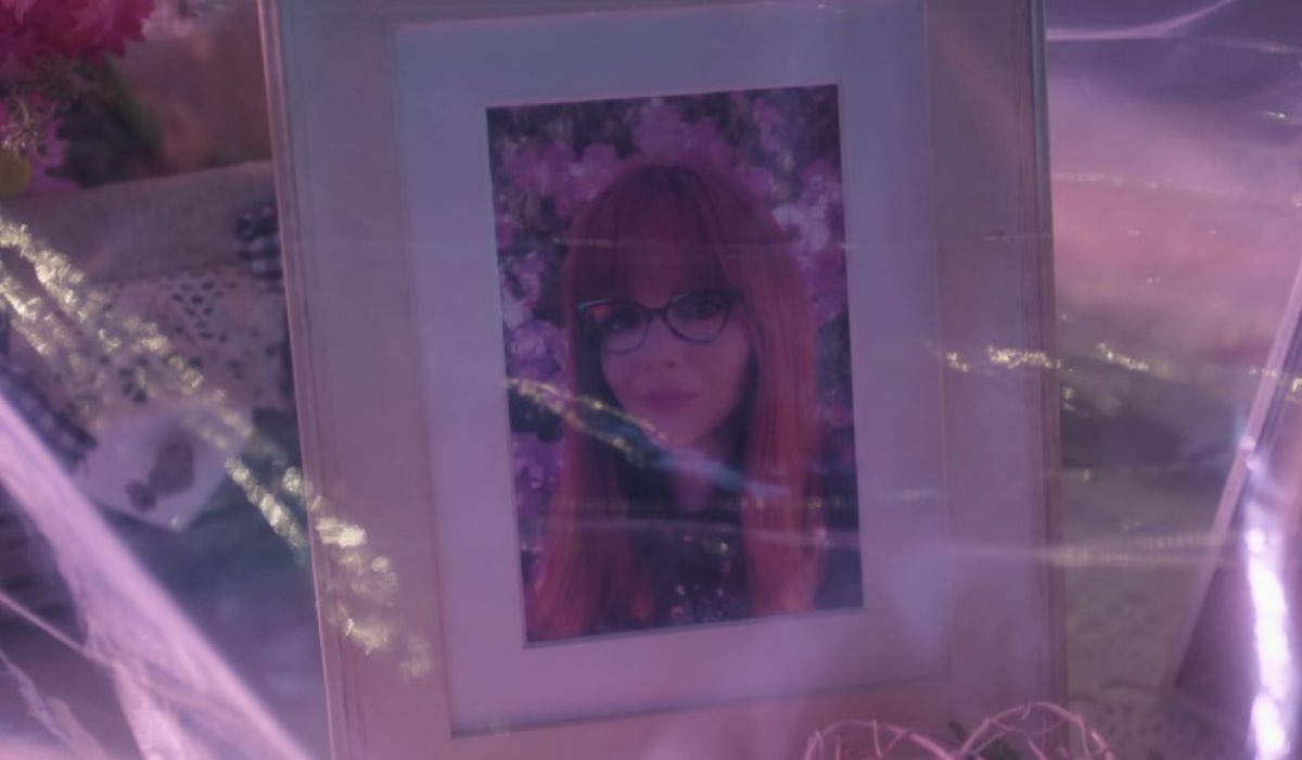 Christina Ricci In Una Foto In Cornice In Mercoledì 2 Credits Netflix