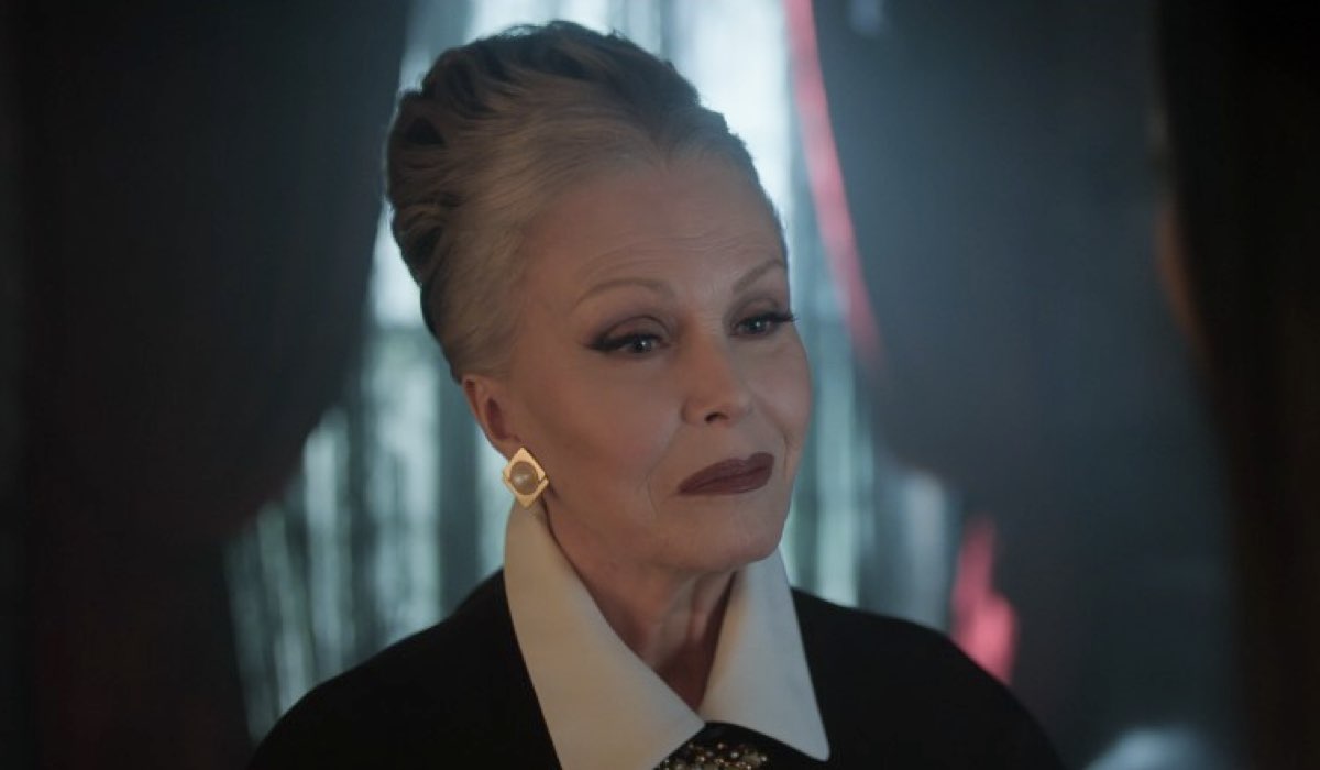 Joanna Lumley In Una Scena Di Mercoledì 2 È Hester Frump Credits Netflix