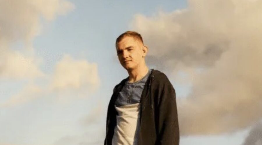 Un'immagine Di Scena Di Surviving Earth Credits Edinburgh Festival