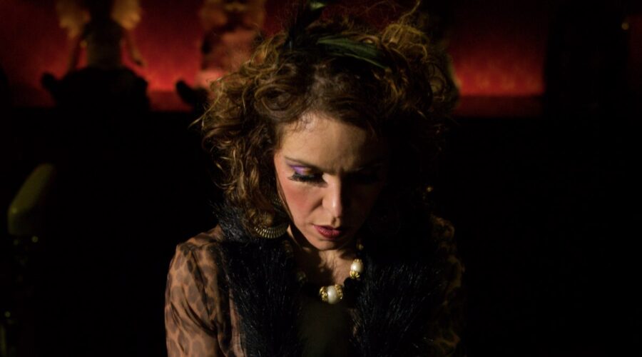 Adriana Romero (Manuela Ortega) in una scena de ”La Promesa”. Credits: Caracol International/Serially.