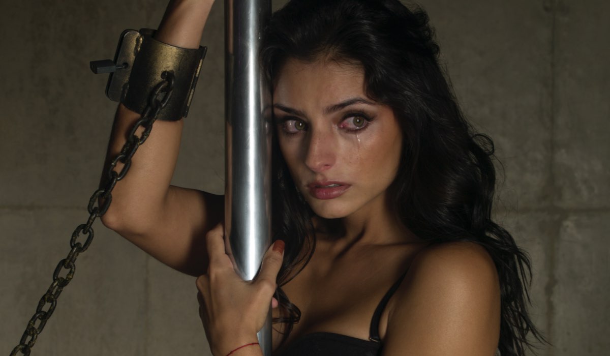 Aislinn Derbez (Frida Aguilera) in una scena de ”La Promesa”. Credits: Caracol International/Serially.