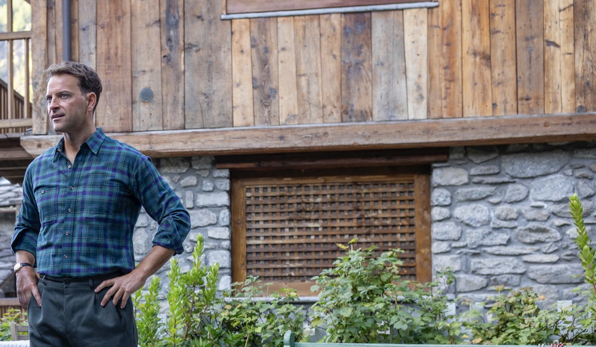 Alessandro Borghi (Walter Bonatti) in una scena dal set di “Bianco”. Credits: Alfredo Falvo, Be Water Film, Rai Cinema, The Project Film Club, Tarantula.