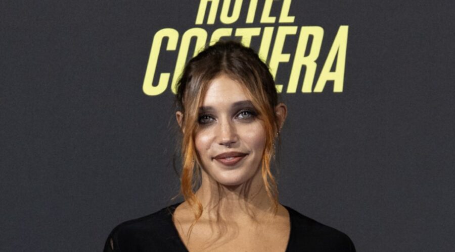 Amanda Campana Sul Carpet Di Hotel Costiera Credits Prime Video