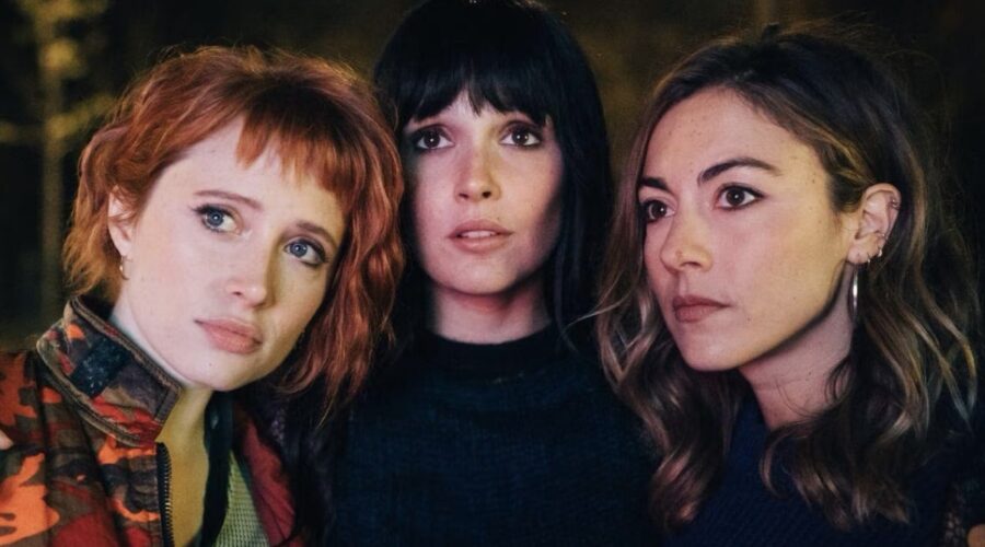 Camille Lou, Constance Labbé, Claire Romain In Occhi Di Gatto Credits Rai