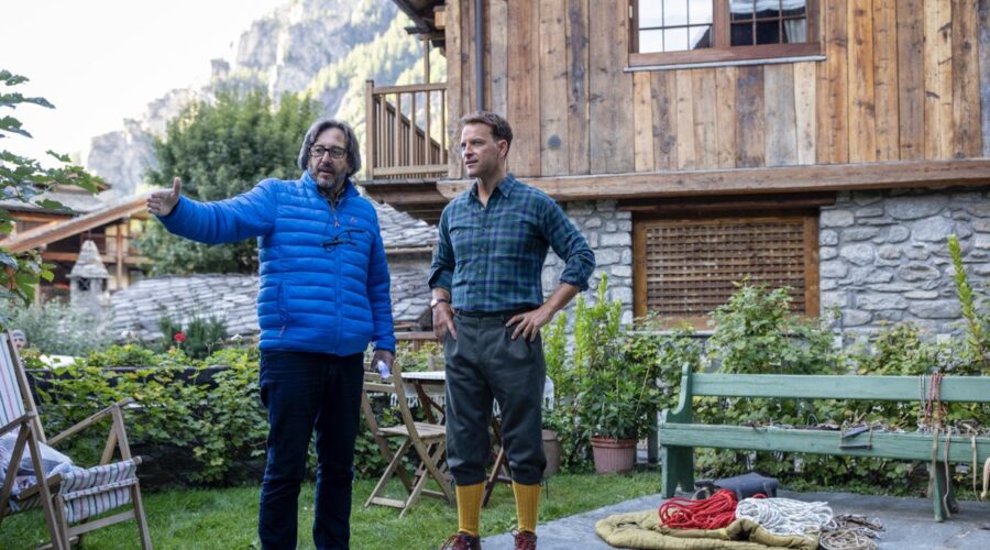 Da sinistra: Daniele Vicari (regista) e Alessandro Borghi (Walter Bonatti) in una scena dal set di “Bianco”. Credits: Alfredo Falvo, Be Water Film, Rai Cinema, The Project Film Club, Tarantula.